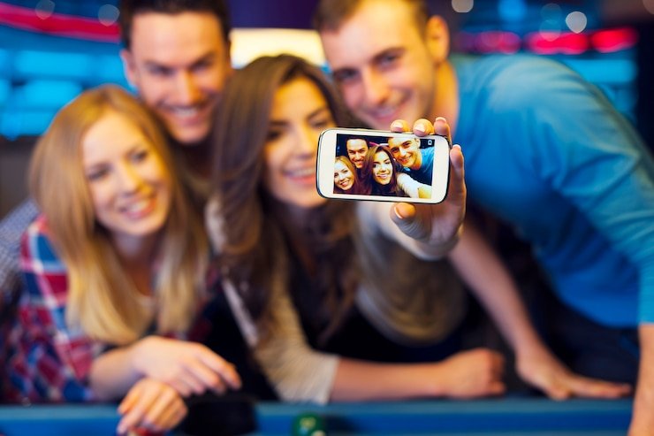 Quickspin live dealer table on mobile phone screen showing real-time gameplay interface